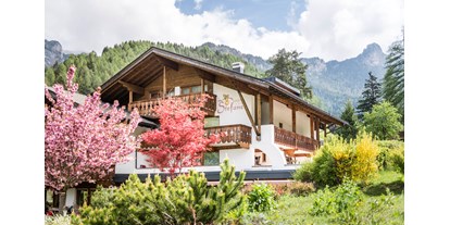 suche - Frühstück - Trentino-Südtirol - Rings um unser Hotel herum strahlen bunte Bäume, Sträucher und Blumen. - Boutique & Wanderhotel Stefaner