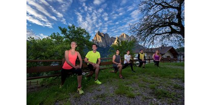 suche - Tiers am Rosengarten - Trentino-Südtirol - Gemeinsames Yoga am Morgen ist auch nie falsch - Boutique & Wanderhotel Stefaner
