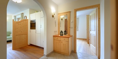 suche - Ruhig gelegen - Italien - Ferienwohnungen "Marinzen" und "Tofana" - Eingangsbereich mit Garderobe - Paalhof - Urlaub auf dem Bauernhof
