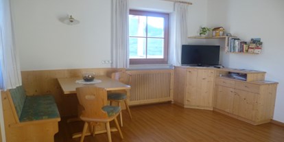 suche - Ruhig gelegen - Wohnzimmer der Ferienwohnung Schlern - Grattweberhof