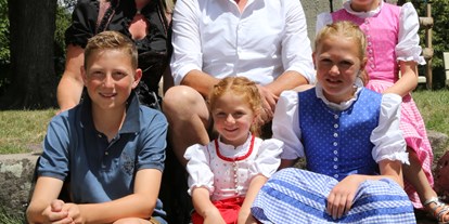 suche - Shuttle Dienst - Kastelruth - Familienfoto Christoph, Marlene mit den Kindern Simon, Jana, Marie und Jasmin - Singerhof - Urlaub auf dem Bauernhof