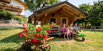 suche - Balkon - Holzspielhaus und großer Garten zum Verweilen - Singerhof - Urlaub auf dem Bauernhof