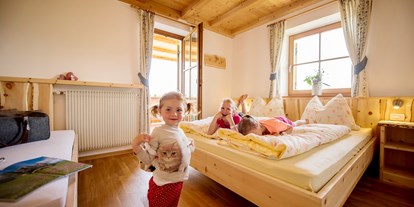 suche - Balkon / Terrasse - Kastelruth - Schlafzimmer Wohnung Lilie - Singerhof - Urlaub auf dem Bauernhof
