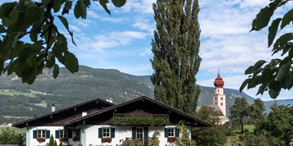 suche - Kategorie Hotel / Gasthof / Pension: 2 Sterne - Italien - Tschötscherhof mit dem Kirchlein von St. Oswald im Hintergrund - Gasthof Tschötscherhof