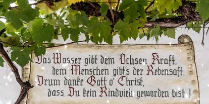 suche - Garten - Leitspruch und Lebensmotto auf der Hausmauer - Gasthof Tschötscherhof