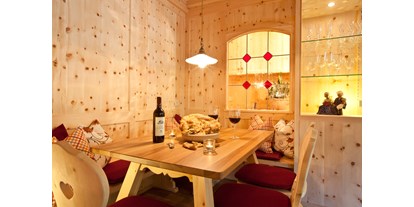 suche - Safe - Gediegene und gemütliche Wohnlichkeit umgibt Sie im großzügigen Aufenthaltsraum, der sowohl in der heimeligen, original Tiroler Zirmstube wie am schlicht-eleganten Kamin zum Verweilen einlädt - Residence Apartments Wolfgang