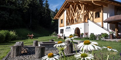 suche - Barrierefrei - Trentino-Südtirol - Der Pitzelterhof liegt in der Ortschaft Seis am Schlern, eingebettet in die Bergwelt der Dolomiten. Von hier aus erschließen sich eine atemberaubende Naturkulisse und ein unbeschreiblicher Panoramablick auf das UNESCO Weltnaturerbe der Dolomiten. - Hofchalets Pitzelterhof
