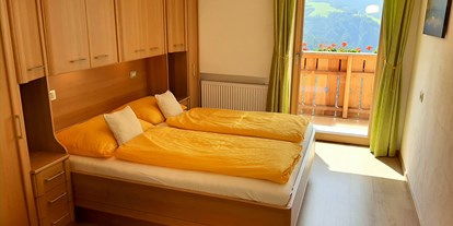 suche - Halbpension - Trentino-Südtirol - Apfelgarten Schlafzimmer Balkon - Ferienbauernhof Masunerhof