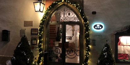 suche - Hausbar - Italien - Eingang bei Nacht - Hotel Zum Turm