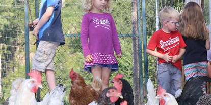 suche - Kategorie Ferienwohnung: 2 Sonnen - Völs am Schlern - Die Kinder bei unseren Hühnern - Pardellerhof