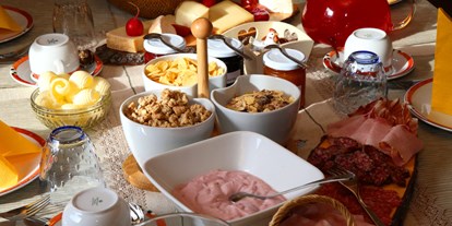 suche - Balkon - Völs am Schlern - Unser Frühstück mit hausgemachten Köstlichkeiten von der Bäuerin Erika zubereitet - Pardellerhof