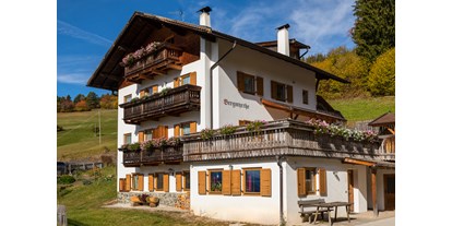 suche - Trentino-Südtirol - Ganzjährig geöffnete Apartments Bergmyrthe in den Dolomiten
Ferienwohnungen in Kastelruth für 2-4 Personen mit herrlichem Ausblick auf den Schlern mit seiner berühmten Santnerspitze, der Texelgruppe und auf das Ortlergebiet
Das Apartmenthaus Bergmyrthe liegt auf 1.300m, etwas oberhalb der idyllischen Ortschaft Kastelruth, am Fuße der Seiser Alm. Die Ferienwohnungen befinden sich zwar etwas abseits des Dorfzentrums, die umliegenden Ortschaften Kastelruth, Seis und Völs am Schlern sowie die Seiser Alm sind jedoch mit dem Bus schnell und bequem erreichbar. Hier, inmitten der Natur, können Sie entspannte Urlaubstage verbringen und Zeit für Ruhe und Erholung finden.
Unsere Apartments sind geräumig und mit viel Liebe zum Detail eingerichtet. Vom Balkon Ihrer Ferienwohnung genießen Sie einen atemberaubenden Ausblick auf die umliegenden Gipfel der Dolomiten und den majestätischen Schlern.
Das sonnige Hochplateau im Herzen Südtirols bietet das ganze Jahr über ein vielfältiges Sport- und Freizeitprogramm an. Ob beim Skifahren im Dolomiti Superski Gebiet oder beim Wandern auf der größten Hochalm Europas, hier findet jeder die passende Aktivität für einen rundum gelungenen Urlaub.
Auch für Kulturbegeisterte hat das Schlerngebiet einiges zu bieten. Mit der Mobilcard, die wir unseren Gästen kostenlos zur Verfügung stellen, können Sie die nahegelegenen Städte wie Bozen, Brixen und Meran besuchen und ihre Sehenswürdigkeiten entdecken.
Freuen Sie sich auf einen erholsamen und erlebnisreichen Familienurlaub in der schönen Ferienregion Kastelruth - Seiser Alm.

Bergmyrthe sulle Dolomiti - Appartamenti aperti tutto l'anno
Appartamenti a Castelrotto per 2-4 persone con splendida vista sullo Sciliar e i suoi famosi Punta Santner, Gruppo di Tessa e area dell'Ortles.
Gli appartamenti Bergmyrthe si trovano a 1.300 metri, appena al di sopra della idilliaca cittadina di Castelrotto, ai piedi dell'Alpe di Siusi.
Gli appartamenti si trovano un po' più distanti dal centro del paese, ma le vicine località di Castelrotto, Siusi, Fiè allo Sciliar e l'Alpe di Siusi sono facilmente e velocemente raggiungibili in autobus. Qui, in mezzo alla natura, potrete trascorrere delle giornate rilassanti e trovare il tempo per riposarvi e staccare la spina.
I nostri appartamenti sono spaziosi e arredati con grande attenzione ai dettagli. Dal balcone del vostro appartamento potrete godere di una vista mozzafiato sulle cime delle Dolomiti circostanti e sul maestoso Sciliar.
L'altopiano soleggiato nel cuore dell'Alto Adige offre tutto l'anno un variegato programma sportivo e per il tempo libero. Che si tratti di sciare nel comprensorio Dolomiti Superski o di fare escursioni sull'alpeggio più grande d'Europa, qui ognuno troverà l'attività giusta per una vacanza riuscita in tutti i sensi.
L'area dello Sciliar ha molto da offrire anche agli amanti della cultura. Con la Mobilcard, che mettiamo gratuitamente a disposizione dei nostri ospiti, potrete visitare le città vicine come Bolzano, Bressanone e Merano e scoprire le loro attrazioni.
Godetevi una vacanza familiare rilassante e ricca di eventi nella bellissima regione turistica Castelrotto - Alpe di Siusi. - Appartement Bergmyrthe