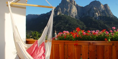 suche - Kastelruth - Trentino-Südtirol - Großzügiger Balkon Wohnung Lilie und Veilchen - Singerhof - Urlaub auf dem Bauernhof