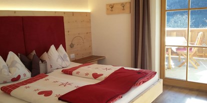suche - Kastelruth - Trentino-Südtirol - Schlafzimmer Wohnung  Veilchen - Singerhof - Urlaub auf dem Bauernhof