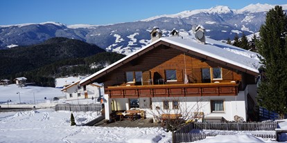 suche - Mikrowelle - Trentino-Südtirol - "Der kostenlose Skibus bringt sie zur Talstation der Seiser Alm und ins Grödnertal. Unser Haus befindet sich nur 2 Gehminuten entfernt." - Apartment Haus Pötzes