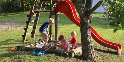 suche - Kategorie Ferienwohnung: 2 Sonnen - Völs am Schlern - Die Kinder beim Spielen - Pardellerhof