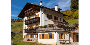 Ohne Verpflegung - Trentino-Südtirol - Ganzjährig geöffnete Apartments Bergmyrthe in den Dolomiten
Ferienwohnungen in Kastelruth für 2-4 Personen mit herrlichem Ausblick auf den Schlern mit seiner berühmten Santnerspitze, der Texelgruppe und auf das Ortlergebiet
Das Apartmenthaus Bergmyrthe liegt auf 1.300m, etwas oberhalb der idyllischen Ortschaft Kastelruth, am Fuße der Seiser Alm. Die Ferienwohnungen befinden sich zwar etwas abseits des Dorfzentrums, die umliegenden Ortschaften Kastelruth, Seis und Völs am Schlern sowie die Seiser Alm sind jedoch mit dem Bus schnell und bequem erreichbar. Hier, inmitten der Natur, können Sie entspannte Urlaubstage verbringen und Zeit für Ruhe und Erholung finden.
Unsere Apartments sind geräumig und mit viel Liebe zum Detail eingerichtet. Vom Balkon Ihrer Ferienwohnung genießen Sie einen atemberaubenden Ausblick auf die umliegenden Gipfel der Dolomiten und den majestätischen Schlern.
Das sonnige Hochplateau im Herzen Südtirols bietet das ganze Jahr über ein vielfältiges Sport- und Freizeitprogramm an. Ob beim Skifahren im Dolomiti Superski Gebiet oder beim Wandern auf der größten Hochalm Europas, hier findet jeder die passende Aktivität für einen rundum gelungenen Urlaub.
Auch für Kulturbegeisterte hat das Schlerngebiet einiges zu bieten. Mit der Mobilcard, die wir unseren Gästen kostenlos zur Verfügung stellen, können Sie die nahegelegenen Städte wie Bozen, Brixen und Meran besuchen und ihre Sehenswürdigkeiten entdecken.
Freuen Sie sich auf einen erholsamen und erlebnisreichen Familienurlaub in der schönen Ferienregion Kastelruth - Seiser Alm.

Bergmyrthe sulle Dolomiti - Appartamenti aperti tutto l'anno
Appartamenti a Castelrotto per 2-4 persone con splendida vista sullo Sciliar e i suoi famosi Punta Santner, Gruppo di Tessa e area dell'Ortles.
Gli appartamenti Bergmyrthe si trovano a 1.300 metri, appena al di sopra della idilliaca cittadina di Castelrotto, ai piedi dell'Alpe di Siusi.
Gli appartamenti si trovano un po' più distanti dal centro del paese, ma le vicine località di Castelrotto, Siusi, Fiè allo Sciliar e l'Alpe di Siusi sono facilmente e velocemente raggiungibili in autobus. Qui, in mezzo alla natura, potrete trascorrere delle giornate rilassanti e trovare il tempo per riposarvi e staccare la spina.
I nostri appartamenti sono spaziosi e arredati con grande attenzione ai dettagli. Dal balcone del vostro appartamento potrete godere di una vista mozzafiato sulle cime delle Dolomiti circostanti e sul maestoso Sciliar.
L'altopiano soleggiato nel cuore dell'Alto Adige offre tutto l'anno un variegato programma sportivo e per il tempo libero. Che si tratti di sciare nel comprensorio Dolomiti Superski o di fare escursioni sull'alpeggio più grande d'Europa, qui ognuno troverà l'attività giusta per una vacanza riuscita in tutti i sensi.
L'area dello Sciliar ha molto da offrire anche agli amanti della cultura. Con la Mobilcard, che mettiamo gratuitamente a disposizione dei nostri ospiti, potrete visitare le città vicine come Bolzano, Bressanone e Merano e scoprire le loro attrazioni.
Godetevi una vacanza familiare rilassante e ricca di eventi nella bellissima regione turistica Castelrotto - Alpe di Siusi. - Appartement Bergmyrthe