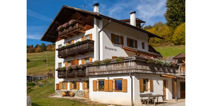 suche - WLAN - Italien - Ganzjährig geöffnete Apartments Bergmyrthe in den Dolomiten
Ferienwohnungen in Kastelruth für 2-4 Personen mit herrlichem Ausblick auf den Schlern mit seiner berühmten Santnerspitze, der Texelgruppe und auf das Ortlergebiet
Das Apartmenthaus Bergmyrthe liegt auf 1.300m, etwas oberhalb der idyllischen Ortschaft Kastelruth, am Fuße der Seiser Alm. Die Ferienwohnungen befinden sich zwar etwas abseits des Dorfzentrums, die umliegenden Ortschaften Kastelruth, Seis und Völs am Schlern sowie die Seiser Alm sind jedoch mit dem Bus schnell und bequem erreichbar. Hier, inmitten der Natur, können Sie entspannte Urlaubstage verbringen und Zeit für Ruhe und Erholung finden.
Unsere Apartments sind geräumig und mit viel Liebe zum Detail eingerichtet. Vom Balkon Ihrer Ferienwohnung genießen Sie einen atemberaubenden Ausblick auf die umliegenden Gipfel der Dolomiten und den majestätischen Schlern.
Das sonnige Hochplateau im Herzen Südtirols bietet das ganze Jahr über ein vielfältiges Sport- und Freizeitprogramm an. Ob beim Skifahren im Dolomiti Superski Gebiet oder beim Wandern auf der größten Hochalm Europas, hier findet jeder die passende Aktivität für einen rundum gelungenen Urlaub.
Auch für Kulturbegeisterte hat das Schlerngebiet einiges zu bieten. Mit der Mobilcard, die wir unseren Gästen kostenlos zur Verfügung stellen, können Sie die nahegelegenen Städte wie Bozen, Brixen und Meran besuchen und ihre Sehenswürdigkeiten entdecken.
Freuen Sie sich auf einen erholsamen und erlebnisreichen Familienurlaub in der schönen Ferienregion Kastelruth - Seiser Alm.
Bergmyrthe sulle Dolomiti - Appartamenti aperti tutto l'anno
Appartamenti a Castelrotto per 2-4 persone con splendida vista sullo Sciliar e i suoi famosi Punta Santner, Gruppo di Tessa e area dell'Ortles.
Gli appartamenti Bergmyrthe si trovano a 1.300 metri, appena al di sopra della idilliaca cittadina di Castelrotto, ai piedi dell'Alpe di Siusi.
Gli appartamenti si trovano un po' più distanti dal centro del paese, ma le vicine località di Castelrotto, Siusi, Fiè allo Sciliar e l'Alpe di Siusi sono facilmente e velocemente raggiungibili in autobus. Qui, in mezzo alla natura, potrete trascorrere delle giornate rilassanti e trovare il tempo per riposarvi e staccare la spina.
I nostri appartamenti sono spaziosi e arredati con grande attenzione ai dettagli. Dal balcone del vostro appartamento potrete godere di una vista mozzafiato sulle cime delle Dolomiti circostanti e sul maestoso Sciliar.
L'altopiano soleggiato nel cuore dell'Alto Adige offre tutto l'anno un variegato programma sportivo e per il tempo libero. Che si tratti di sciare nel comprensorio Dolomiti Superski o di fare escursioni sull'alpeggio più grande d'Europa, qui ognuno troverà l'attività giusta per una vacanza riuscita in tutti i sensi.
L'area dello Sciliar ha molto da offrire anche agli amanti della cultura. Con la Mobilcard, che mettiamo gratuitamente a disposizione dei nostri ospiti, potrete visitare le città vicine come Bolzano, Bressanone e Merano e scoprire le loro attrazioni.
Godetevi una vacanza familiare rilassante e ricca di eventi nella bellissima regione turistica Castelrotto - Alpe di Siusi. - Appartement Bergmyrthe