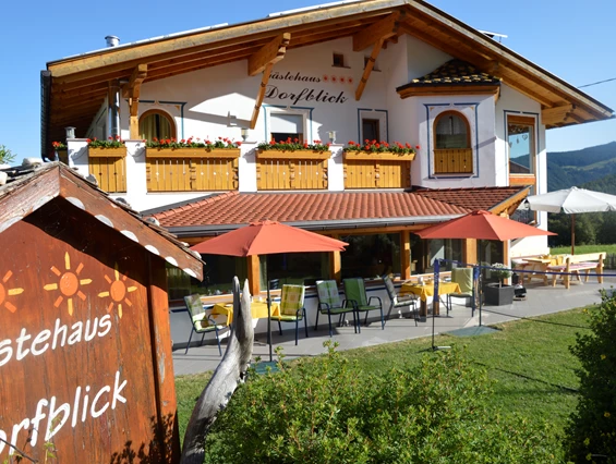 Unterkunft: Unser kleines Gästehaus in St. Michael bietet Platz für Familien und Sonnenanbeter. Morgens verwöhnen wir unsere Gäste mit einem guten Frühstück vom Büffet und vielen selbstgemachten Leckereien .
Vom Haus aus führen Wanderwege in alle Richtungen . - Haus Dorfblick