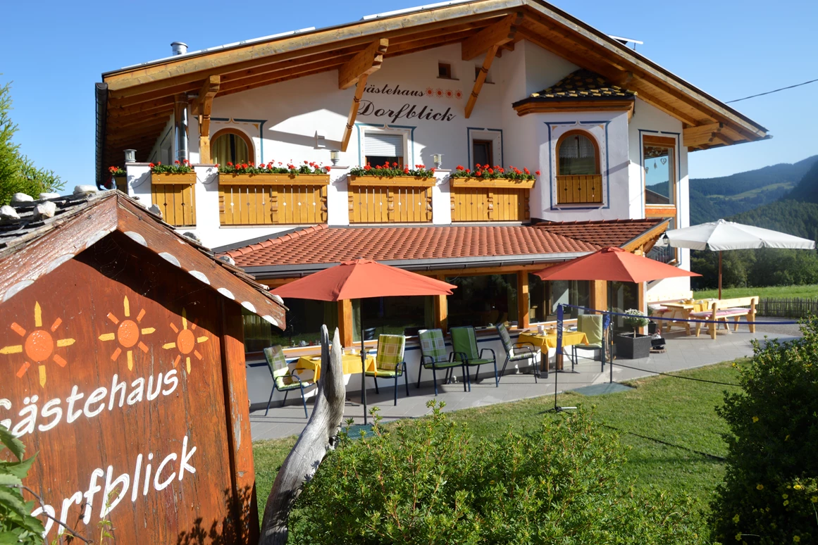 Unterkunft: Unser kleines Gästehaus in St. Michael bietet Platz für Familien und Sonnenanbeter. Morgens verwöhnen wir unsere Gäste mit einem guten Frühstück vom Büffet und vielen selbstgemachten Leckereien .
Vom Haus aus führen Wanderwege in alle Richtungen . - Haus Dorfblick