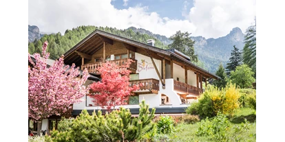 suche - WLAN - Italien - Rings um unser Hotel herum strahlen bunte Bäume, Sträucher und Blumen. - Boutique & Wanderhotel Stefaner