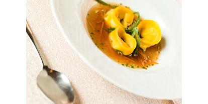 suche - WLAN - Italien - Hausgemachte Fleischsuppe mit Gemüsestreifen und selbstgemachten Kräutertortellini - Boutique & Wanderhotel Stefaner