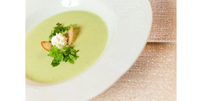 suche - WLAN - Italien - Kräutercremesüppchen mit Ziegenfrischkäse-Praline - Boutique & Wanderhotel Stefaner