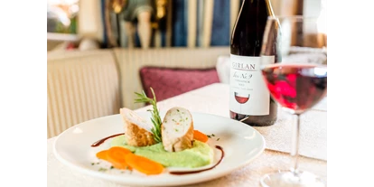suche - WLAN - Italien - Schweinefilet mit Kräuterfarce auf Kräuterpüree mit glasierten Karotten - Boutique & Wanderhotel Stefaner