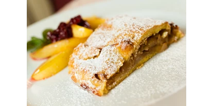 suche - WLAN - Italien - Traditioneller Südtiroler Apfelstrudel mit glasierten Pflaumen - Boutique & Wanderhotel Stefaner