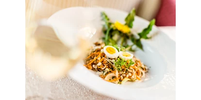 suche - WLAN - Italien - Rohkostsalat mit ausschließlich Produkten aus unserem Garten und frisch gepflücktem Löwenzahn - Boutique & Wanderhotel Stefaner