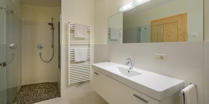 suche - WLAN - Italien - Ferienwohnungen "Marinzen" und "Tofana" - Bad mit Dusche, WC, Bidet, Fön, Handtücher - Paalhof - Urlaub auf dem Bauernhof
