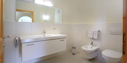 suche - WLAN - Italien - Ferienwohnungen "Marinzen" und "Tofana" - Bad mit Dusche, WC, Bidet, Fön, Handtücher - Paalhof - Urlaub auf dem Bauernhof