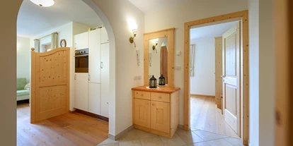 suche - WLAN - Italien - Ferienwohnungen "Marinzen" und "Tofana" - Eingangsbereich mit Garderobe - Paalhof - Urlaub auf dem Bauernhof