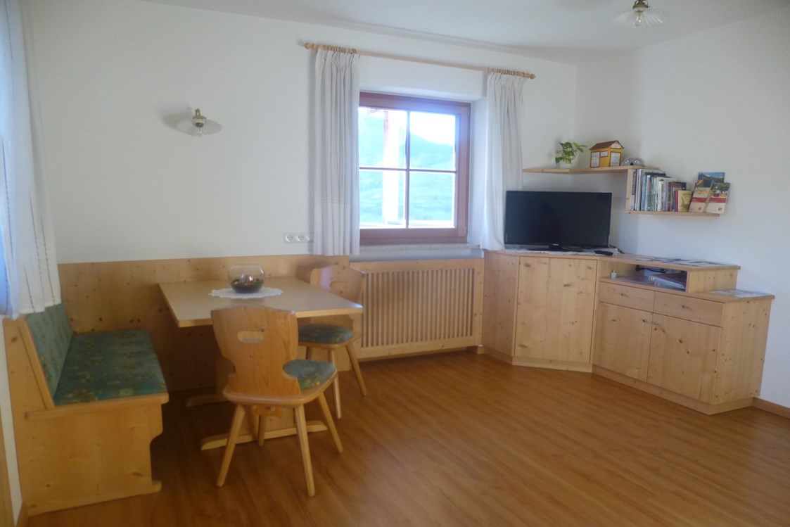 Unterkunft: Wohnzimmer der Ferienwohnung Schlern - Grattweberhof