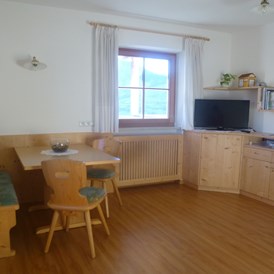 Unterkunft: Wohnzimmer der Ferienwohnung Schlern - Grattweberhof
