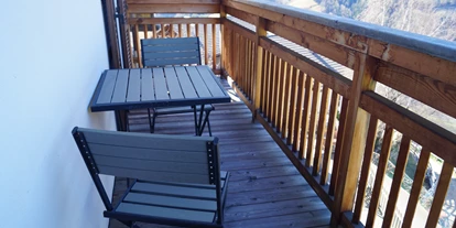 suche - WLAN - Italien - Balkon mit Blick zum Schloss Pösels - Grattweberhof