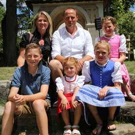 Unterkunft: Familienfoto Christoph, Marlene mit den Kindern Simon, Jana, Marie und Jasmin - Singerhof - Urlaub auf dem Bauernhof