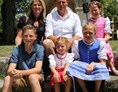 Unterkunft: Familienfoto Christoph, Marlene mit den Kindern Simon, Jana, Marie und Jasmin - Singerhof - Urlaub auf dem Bauernhof
