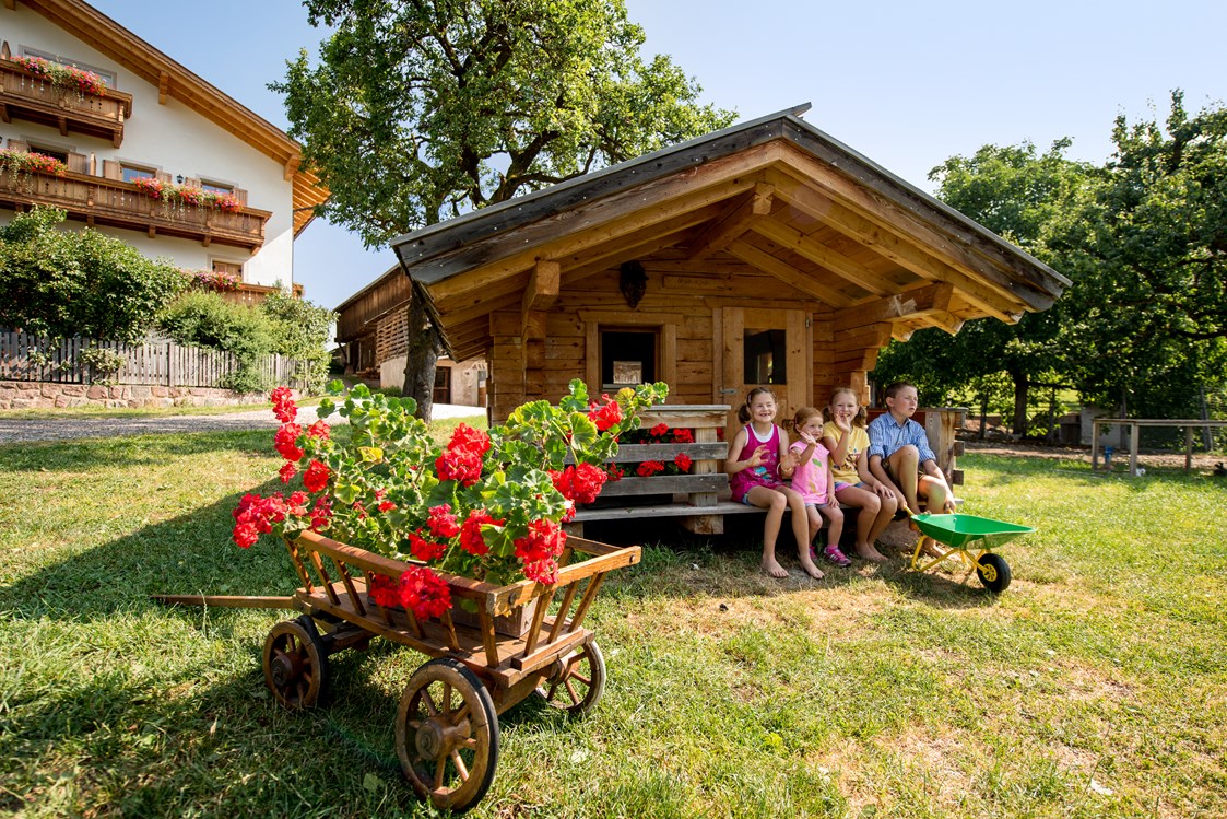 Unterkunft: Holzspielhaus und großer Garten zum Verweilen - Singerhof - Urlaub auf dem Bauernhof