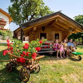 Unterkunft: Holzspielhaus und großer Garten zum Verweilen - Singerhof - Urlaub auf dem Bauernhof