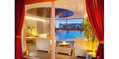 suche - Whirlpool - Italien - Einfach eintauchen. Ob zu zweit oder allein, der Indoor-Outdoor-Pool des Wellnessresidence Wolfgang vertreibt Sorgen und lässt Sie neue Kräfte für den Alltag sammeln. Und das alles umgeben von einer grandiosen Natur am Fuße des beeindruckenden Schlernmassivs im Herzen des UNESCO Weltnaturerbes Dolomiten. - Residence Apartments Wolfgang