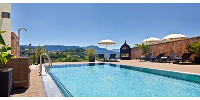 suche - Whirlpool - Italien - Der Indoor-Outdoor-Pool des Wellnessresidence Wolfgang… ein Traum: 
großzügiges Schwimmbad (14 m lang  und 5,5 m breit) mit 32°C Wassertemperatur im Winter 33°C im Sommer. in hochwertigem Edelstahl gefertigt mit Granderwasser gefüllt (integrierte Unterwassermassage) und mit traumhaften Panoramablick
 - Residence Apartments Wolfgang