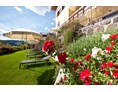 Unterkunft: Unser gepflegter Garten umhüllt von Rosen und Lavendl  - Residence Apartments Wolfgang
