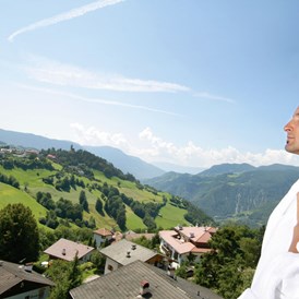 Unterkunft: Der Blick scheift in die Ferne und zeigt Südtirol von seiner schönsten Seite - Residence Apartments Wolfgang
