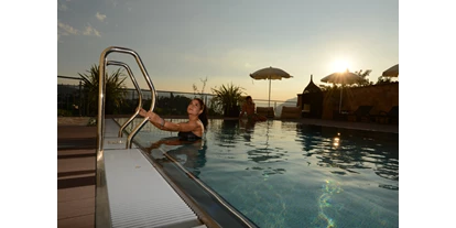suche - Whirlpool - Italien - Der Indoor-Outdoor-Pool des Wellnessresidence Wolfgang… ein Traum: 
•	großzügiges Schwimmbad (14 m lang  und 5,5 m breit) mit 31°C Wassertemperatur im Winter 28°C im Sommer. 
•	in hochwertigem Edelstahl gefertigt mit Granderwasser gefüllt (integrierte Unterwassermassage) und mit traumhaften Panoramablick.
 - Residence Apartments Wolfgang