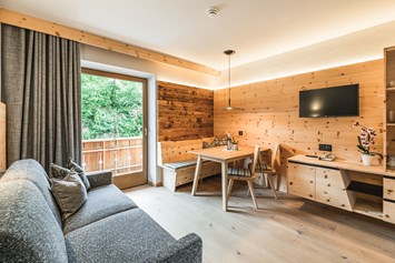 Unterkunft: Gemütlicher Wohnraum
in Ziebelkiefer Natur belassen und Panoramablick  - Residence Apartments Wolfgang