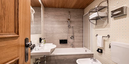 suche - Garage - Hotel Cavallino D'Oro Bed & Breakfast