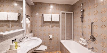 suche - Garage - Hotel Cavallino D'Oro Bed & Breakfast