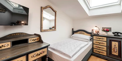 suche - Garage - Hotel Cavallino D'Oro Bed & Breakfast