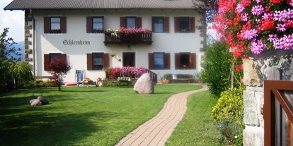 suche - Garage - Genießen Sie die schönsten Tage des Jahres! Wir heißen Sie dazu in unseren, geschmacksvoll und komfortabel ausgestatteten Apartments recht herzlich willkommen. Unser Haus liegt am Fuße des Naturparks "Schlern" im Dolomiten Weltnaturerbe, am Rande wunderschöner grüner Wiesen und doch nur 5 Gehminuten vom Ortskern entfernt. Ausgangspunkt herrlicher Wanderungen ins Schlerngebiet oder zum naheliegenden Badesee "Völser Weiher". Wunderschöner Garten zum relaxen in der Sonne. Skibushaltestelle nur 150 m entfernt. Parkplatz in hauseigener Tiefgarage. - Apartments Schlernheim